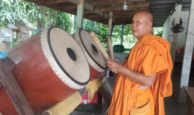 หลอนกันทั้งวัด!พระตีกลองย่ำค่ำเจอผีผู้หญิงใส่ชุดแดงยืนจ้องมองจนขนลุก