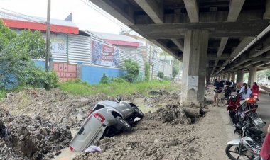 สลด! ถนนลื่นรถกระบะเสียหลักพุ่งชนรถจยย.สองพ่อลูก ดับ 1 สาหัส 1