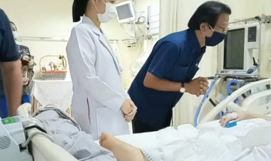 'นพ.ทศพร เสรีรักษ์'รุดเข้าเยี่ยมผู้บาดเจ็บเหตุกราดยิงในห้างพารากอน