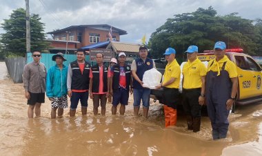 ตร.ทล.เพชรบูรณ์ลุยช่วยเหลือเหยื่อน้ำท่วมพื้นที่เขตเศรษฐกิจหล่มสัก