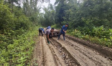 ชาวอุ้มผางโวยถนนพังชำรุดสัญจรไปมาลำบากไร้หน่วยงานรัฐเหลียวแล