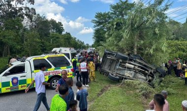 โศกนาฎกรรมสลด!กระบะยางระเบิดพุ่งชนต้นไม้ ตาย 8 สาหัส 3