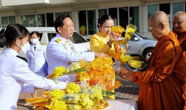 พสกนิกรปทุมฯทำบุญตักบาตรถวายในหลวง ร.9