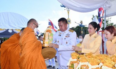 พสกนิกรชลบุรีทำบุญตักบาตรถวายเป็นพระราชกุศล