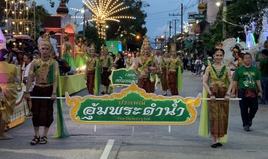 คึกคัก!ประเพณีอุ้มพระดำน้ำ ประชาชนแห่ชมอย่างล้นหลาม