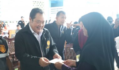 'ทวี'รมว.ยุติธรรมรุดมอบเงินเยียวยาเหยื่อโกดังบึ้มตลาดมูโนะ