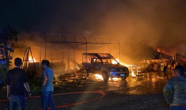 ระทึก!ไฟไหม้ตลาดนัดสังกะสีวอด 6 ห้อง รถยนต์ 2 คัน