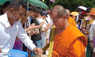 ชาวบ้านนาดีทำบุญกินกลอยตักบาตรข้าวสารอาหารแห้งหนึ่งเดียวของไทย