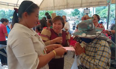 เศรษฐีใจบุญ!แจกข้าว 400 ถุงแถมเงิน 500 คนแห่รับแจกล้นนานมัน