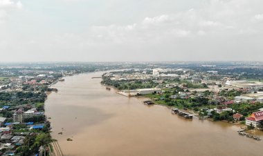 ระดับน้ำเจ้าพระยาล้นตลิ่งหลายพื้นที่เมืองปทุมฯเริ่มปริ่มน้ำ