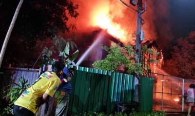 ระทึก!ไฟไหม้บ้าน 2 ชั้นย่านมักกะสันวอดทั้งหลังคาดไฟฟ้าลัดวงจร