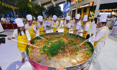 ปรุงแจกกินฟรี 'โคราช'ทำลาบเจ 8 เซียนกระทะยักษ์ใหญ่ที่สุดในโลก