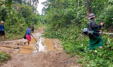 รอรัฐไม่ไหว!คนอุ้งผางระดมกำลังซ่อมแซมถนนพังชำรุดเข้าหมู่บ้าน