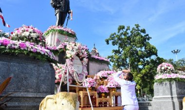 พสกนิกรชลบุรีร่วมพิธีวางพวงมาลา 'วันปิยมหาราช'