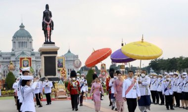 ในหลวง-พระราชินี ทรงวางพวงมาลา เนื่องในวันปิยมหาราช