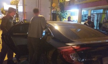 หนุ่มซีวิคหัวร้อนชักปืนขู่รถบรรทุกแค้นถูกปาดหน้าบนถนนพระราม 2