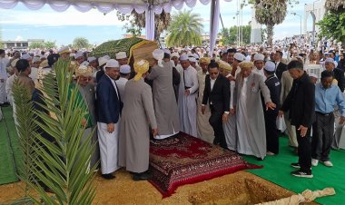 ชาวมุสลิม 5 พันคนแห่ร่วมอาลัยในพิธีฝังศพ"ท่านอาศิส"มัสยิดสงขลา