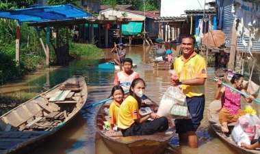 ไม่เคยทอดทิ้ง!ครูนำสิ่งของซับน้ำตาลูกศิษย์ที่ถูกน้ำท่วมถึงบ้านพัก