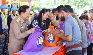 เชิญถุงยังชีพพระราชทานช่วยเหลือผู้ประสบอุทกภัยจ.ปทุมธานี