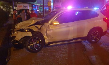 ระทึกย!หนุ่มอินเดียซิ่งเก๋ง BMW เลี้ยวตัดหน้าพ่วง 18 ล้อ ถูกชนยับเจ็บเล็กน้อย