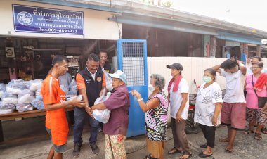 ผู้นำท้องถิ่นลุยแจกสิ่งของบรรเทาทุกข์เหยื่ออุทกภัยปทุมธานี