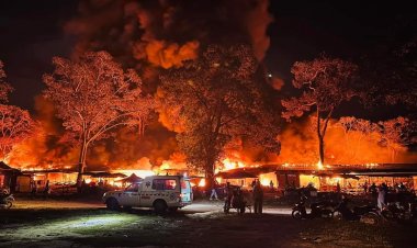 ระทึก!ไฟไหม้ตลาดชายแดนช่องจอมวอด พ่อค้าแม่ค้าขาดทุนยับ