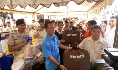 รองพ่อเมืองชัยภูมิมอบถุงยังชีพพระราชทานซับน้ำตาเหยื่อไฟไหม้ย่านศก.ครั้งใหญ่