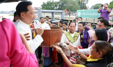 พ่อเมืองปทุมฯนำปชช.ล่องเรือสืบสานประเพณีลำพาข้าวสารทางแม่น้ำเจ้าพระยา