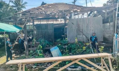 ทหารปัตตานีลุยรื้อถอนเตรียมสร้างบ้านหลังใหม่ให้กับประชาชนผู้ยากไร้