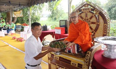 ชาวพิจิตรจัดประเพณีงานบุญวันออกพรรษา“ขอทานข้าวต้มมัด”