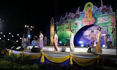 นทท.ไทย-เทศแห่ร่วมงานประเพณีออกพรรษาลอยประทีปบูชาขอนแก่นคึกคัก