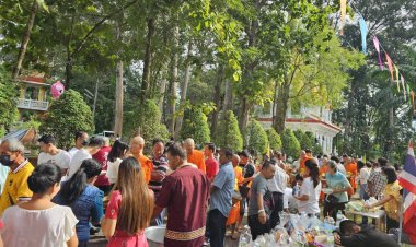 ชาวปราจีนฯกว่าพันคนแห่ทำบุญวันออกพรรษา-ตักบาตรเทโวโรหณะแน่นวัดโคกมะกอก
