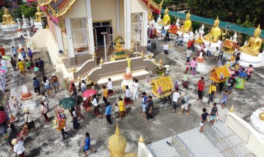 อลังการ!แห่ปราสาทผึ้งพิมาย สืบสานประเพณีวันออกพรรษา ตามแบบโบราณของชาวอีสาน