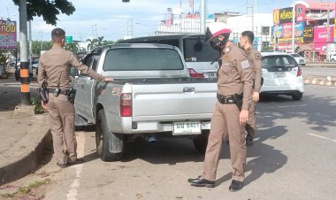 สุดงง!หนุ่มขับกระบะจากชลบุรีจอดนิ่งกว่าครึ่งชม.กลางแยกไฟแดงกบินทร์บุรี