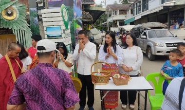 หนึ่งเดียวในโลก!ชาวอุ้มผางแห่ตักบาตรเทโวสะพานไม้ไผ่คึกคัก