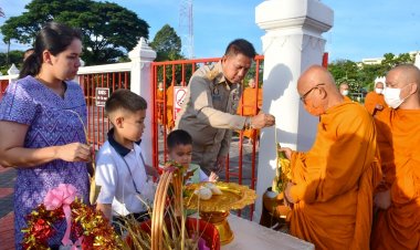 ผู้ว่าฯชลบุรีนำพุทธศาสนิกชน ตักบาตรเทโวข้าวต้มหาง สืบสานประเพณีออกพรรษา
