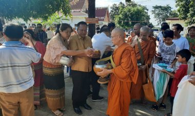 คนอำนาจฯตักบาตรเทโวอธิษฐานจิตให้คนไทยในอิสราเอลปลอดภัย