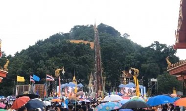 พุทธศาสนิกชนจากทั่วสารทิศแห่ตักบาตเทโววัดสงกัสรัตนคีรีอุทัยธานี