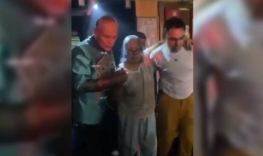 นาทีระทึก!"ชาดา-เจเศรษฐ์"รุดช่วยเหยื่อสำลักควักไฟไหม้อาคารพาณิชย์ส่งรพ.อุทัยธานี