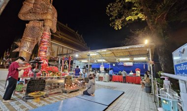 คอหวยแห่ขอโชคลาภปู่ท้าวเวชสุวรรณวัดประทุมบูชา