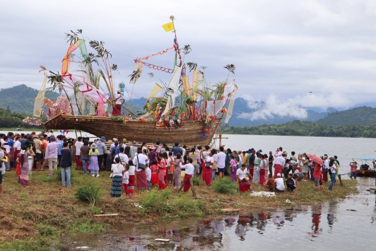 อันซีน!ลอยเรือสะเดาะเคราะห์งานบุญเดือนสิบชาวไทยเชื้อสายมอญสังขละบุรี