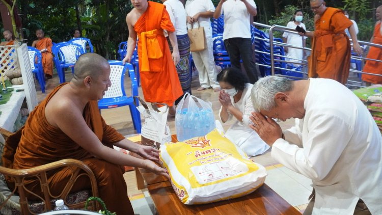 พุทธศาสนิกชนหลั่งไหลทำบุญผ้าป่าข้าวสาร 40 ตัน ช่วยเหลือสังคม