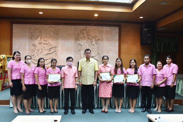 พ่อเมืองชลบุรี มอบโล่เชิดชูเกียรติ เสมา ป.ป.ส. 123 สถานศึกษาสีขาว ดึงเด็กห่างไกลยาเสพติด