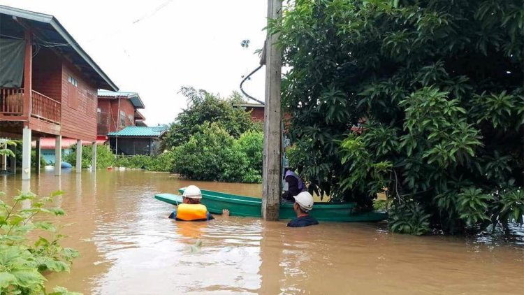 สุโขทัยระทม!มวลน้ำกัดเซาะคอสะพานทรุดทะลักจมอีก 2 ตำบล