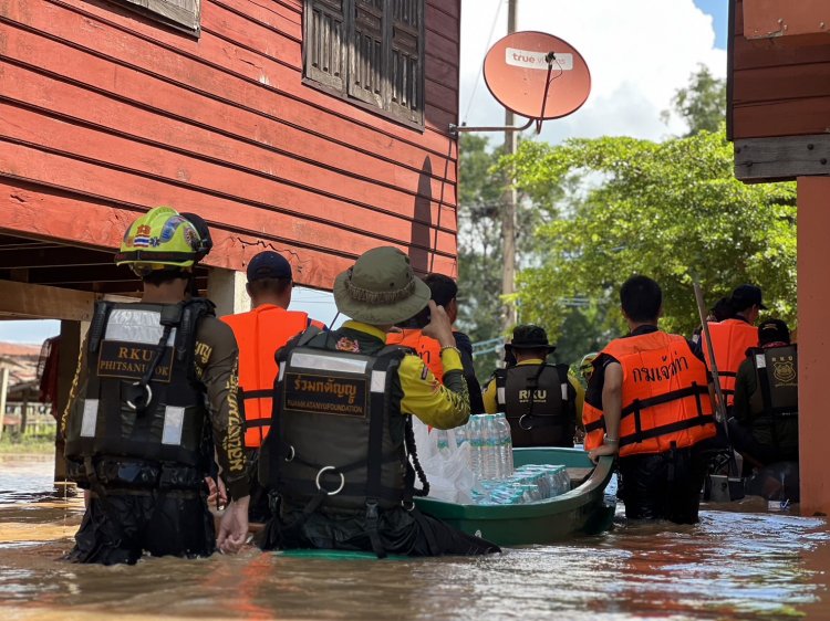 'มูลนิธิร่วมกตัญญู'ลุยน้ำมอบสิ่งของซับน้ำตาเหยื่ออุทกภัยศรีสำโรง