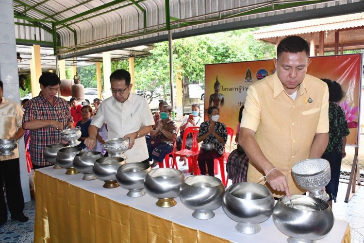 ครอบครัวหิ้วตะกร้า ศรัทธาอิ่มบุญ อุดหนุนชุมชน