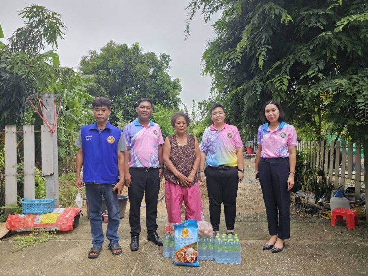 นอภ.บางปะทันเร่งช่วยยายวัย 75 พายุพัดถล่มพังหลังคาหลุดไปทั้งหลัง