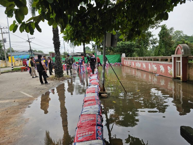 ระทึก!มวลน้ำท่วมชุมชนตลาดเก่า 100 ปีจ่อฝ่าแนวกั้นทะลักจมรพ.เจ้าพระยาอภัยภูเบศร