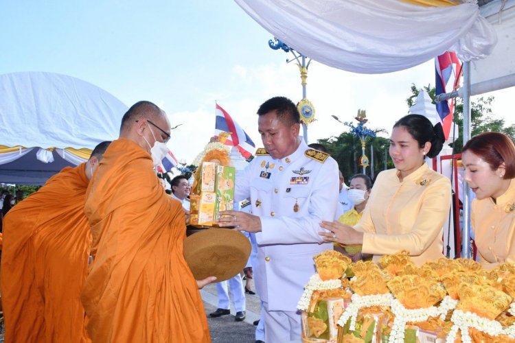 พสกนิกรชลบุรีทำบุญตักบาตรถวายเป็นพระราชกุศล