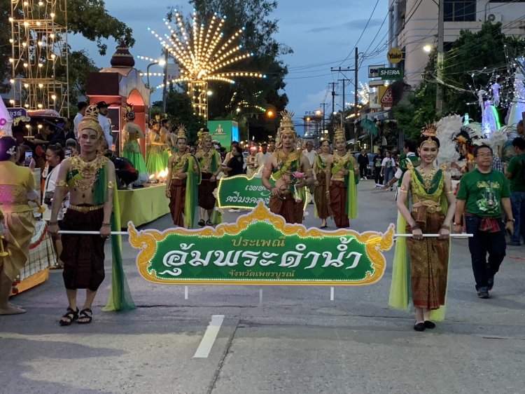 คึกคัก!ประเพณีอุ้มพระดำน้ำ ประชาชนแห่ชมอย่างล้นหลาม